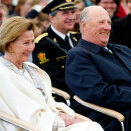 King Harald and Queen watch the perfomance "Draumen om kyre i Tinton" (Photo: Kyrre Lien / Scanpix)